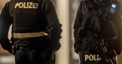 Germania, prova ad aggredire passanti e polizia con un coltello: ucciso un 26enne