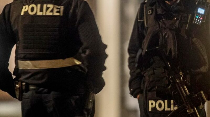 Germania, prova ad aggredire passanti e polizia con un coltello: ucciso un 26enne