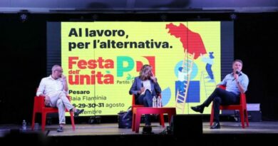 Il Pd accoglie Renzi alla festa di Pesaro. E lui ora fa il “garante” di Elly Schlein: “Non fate fuoco amico su di lei, lasciatela lavorare”