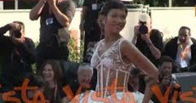 VIDEO: Venezia 81, Taylor Russell sul red carpet con uno strepitoso abito total white di Chanel