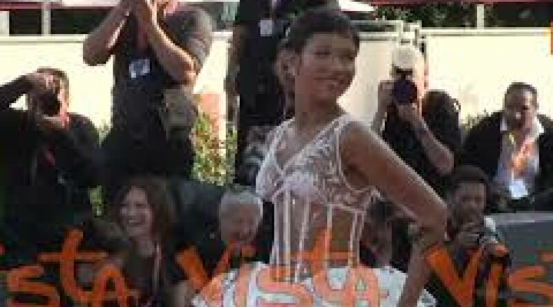 VIDEO: Venezia 81, Taylor Russell sul red carpet con uno strepitoso abito total white di Chanel