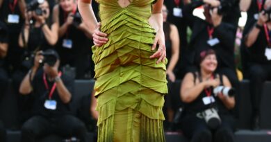 Emily Ratajkowski porta sul Red Carpet di Venezia un Gucci vintage verde marmocchio