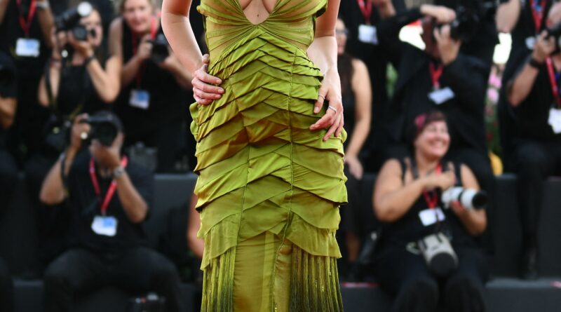 Emily Ratajkowski porta sul Red Carpet di Venezia un Gucci vintage verde marmocchio