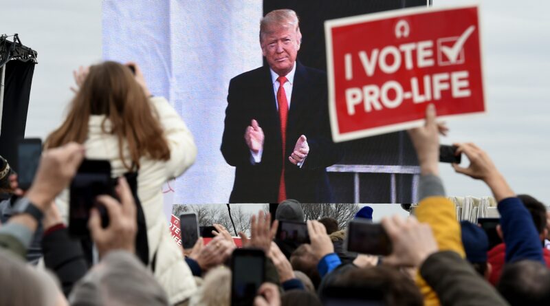 Trump dice che la sua strategia sull’aborto è “diritti degli Stati”, ma nemmeno lui la segue