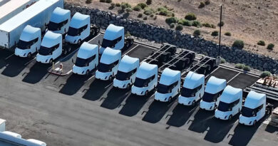 Tesla Semi, si inizia a fare sul serio? Tanti nuovi camion in uscita dalla fabbrica