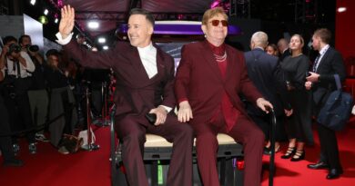 Sir Elton John fa la sua prima apparizione in pubblico da quando ha rivelato di avere una “vista limitata”