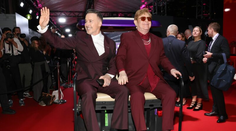 Sir Elton John fa la sua prima apparizione in pubblico da quando ha rivelato di avere una “vista limitata”