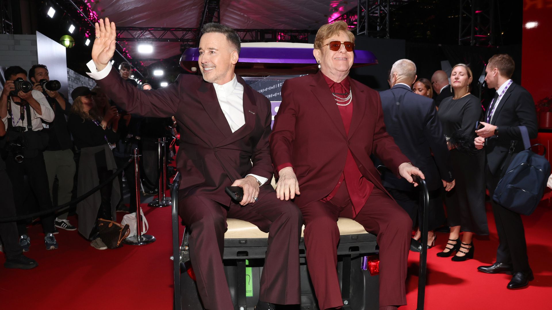 Sir Elton John fa la sua prima apparizione in pubblico da quando ha rivelato di avere una “vista limitata”