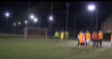 VIDEO: Accoltella sul campo di calcio due giocatori avversari: “Uccidili, uccidili”