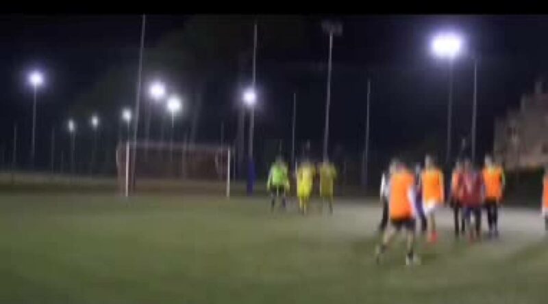 VIDEO: Accoltella sul campo di calcio due giocatori avversari: “Uccidili, uccidili”