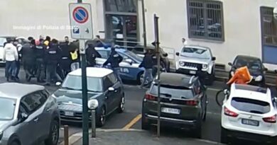 Assaltarono una volante della polizia a Torino: 12 misure cautelari nei confronti di militanti anarchici