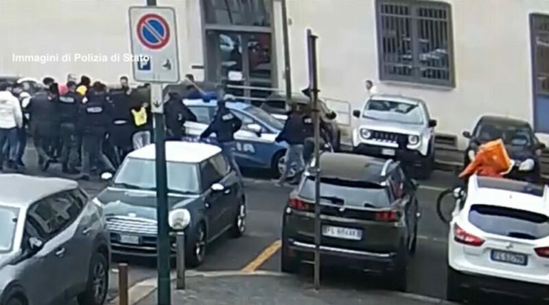 Assaltarono una volante della polizia a Torino: 12 misure cautelari nei confronti di militanti anarchici