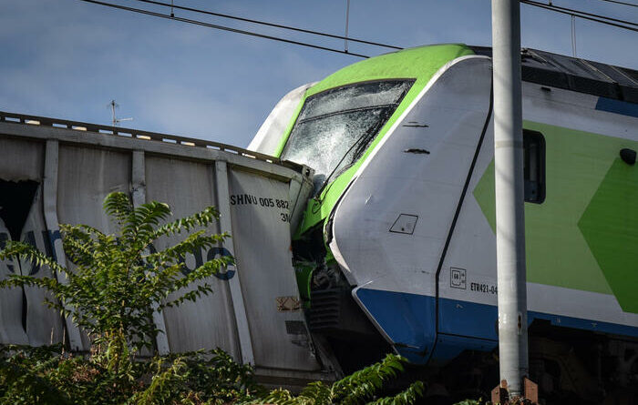 Treno esce dai binari a Milano, tre feriti