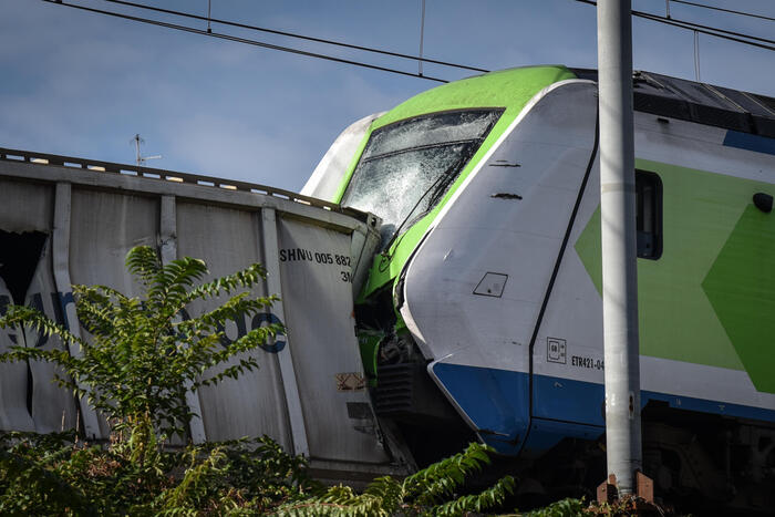 Treno esce dai binari a Milano, tre feriti