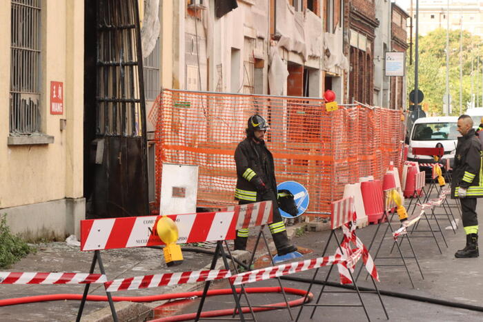 Incendio in un emporio cinese a Milano, tre morti. Potrebbe essere di origine dolosa