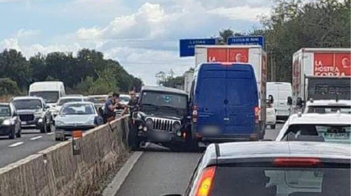 Contromano per 17 km sulla Pontina con un’auto rubata