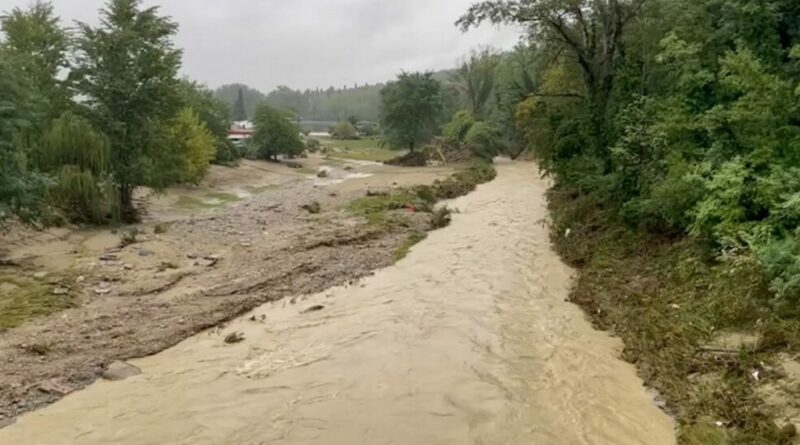 Alluvione in Romagna, a Modigliana strade ricoperte di fango dopo l’esondazione del Tramazzo