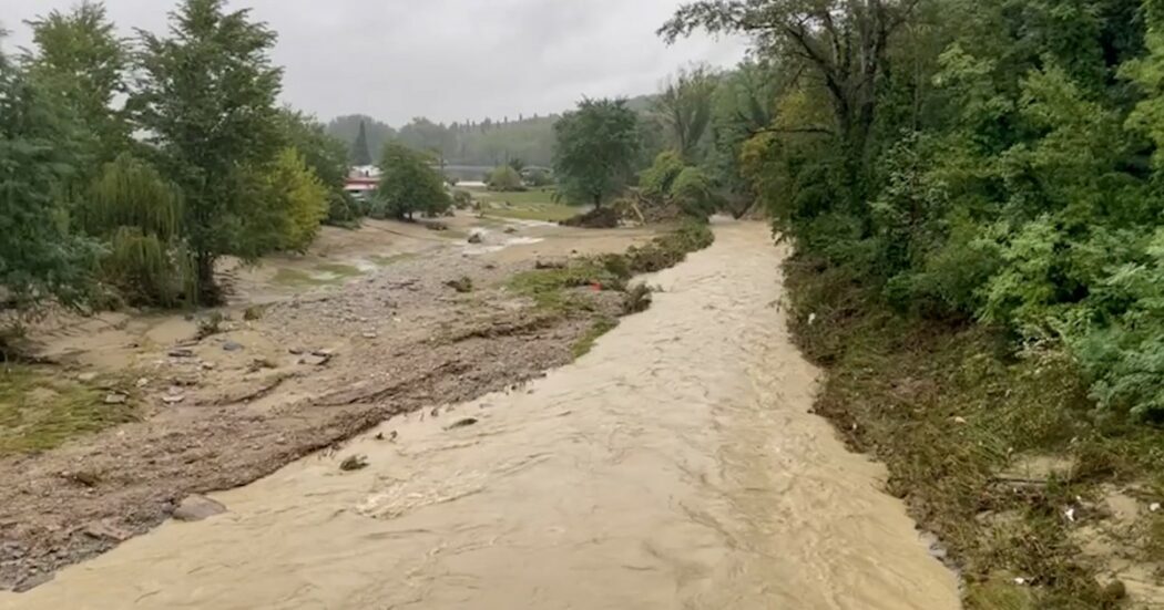 Alluvione in Romagna, a Modigliana strade ricoperte di fango dopo l’esondazione del Tramazzo