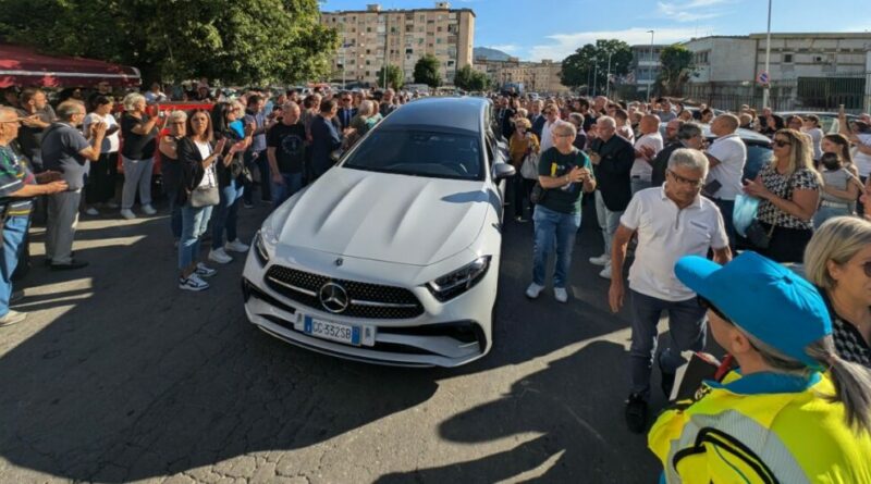 Funerali di Totò Schillaci, cattedrale di Palermo gremita. Il corteo per le strade del Cep, tra lacrime e cori da stadio