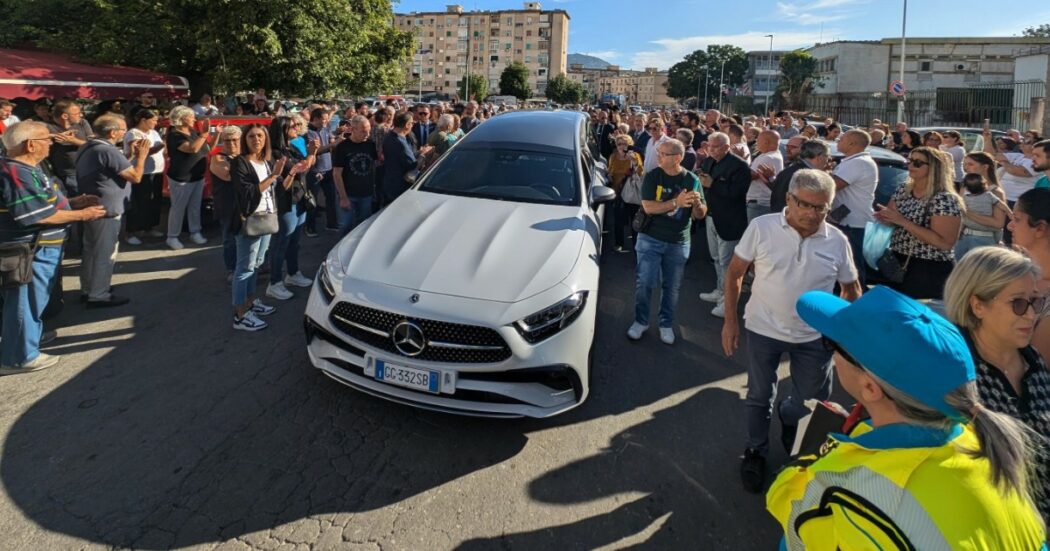 Funerali di Totò Schillaci, cattedrale di Palermo gremita. Il corteo per le strade del Cep, tra lacrime e cori da stadio