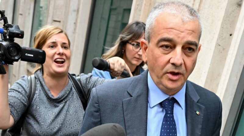 Fratelli d’Italia, oggi cambia il mattinale: sarà basato sugli editoriali dei quotidiani di destra. Che il giorno prima parlano con Fazzolari