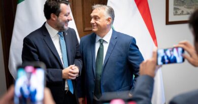 Salvini a Budapest, Orbán lo loda: “Nostro eroe”. Ma declina l’invito a Pontida