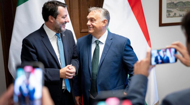 Salvini a Budapest, Orbán lo loda: “Nostro eroe”. Ma declina l’invito a Pontida