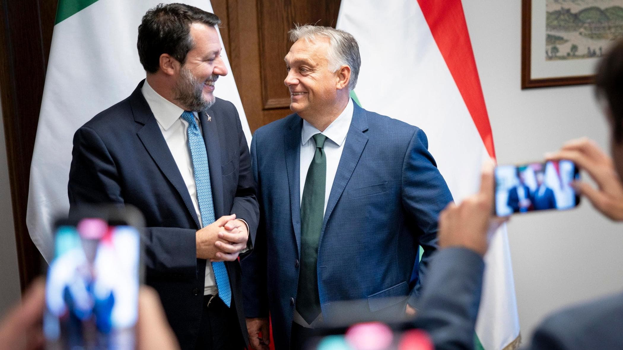 Salvini a Budapest, Orbán lo loda: “Nostro eroe”. Ma declina l’invito a Pontida