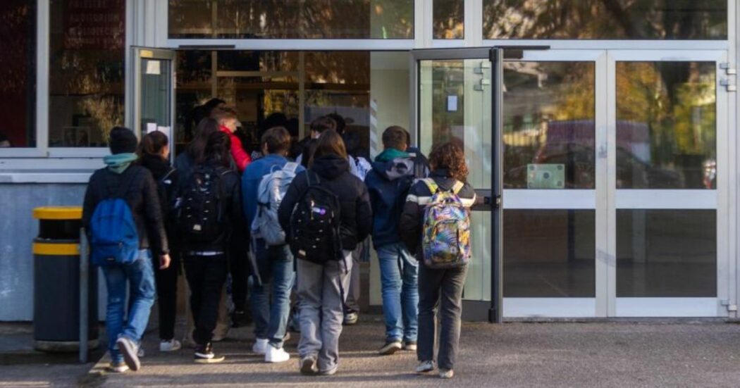 Dispersione scolastica in calo, ma per i dirigenti non basta: “Lavorare sull’occupazione delle famiglie ed evitare le ‘scuole ghetto'”