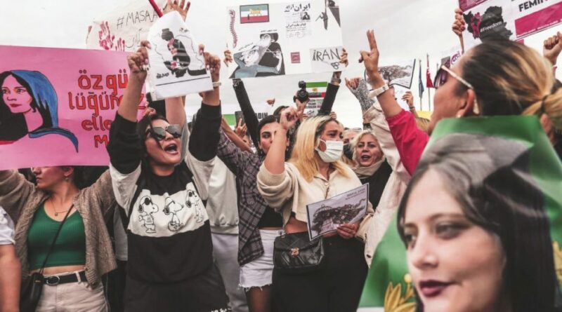 Iran, approvato dal Consiglio dei Guardiani un progetto di legge per “promuovere la cultura della castità e dell’hijab”