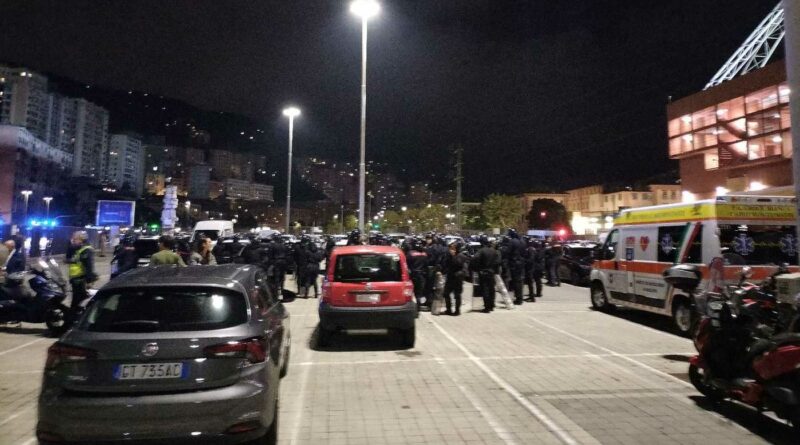 Guerriglia dopo Genoa-Sampdoria: polizia in tenuta antisommossa per contenere i danni