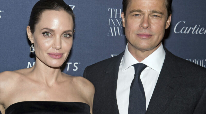 Tra Angelina Jolie e Brad Pitt è tornata la pace? L’attrice paparazzata mentre firma il poster con il volto del suo ex marito