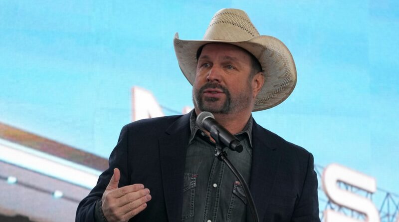 La star della musica country Garth Brooks accusato di stupro in una causa legale