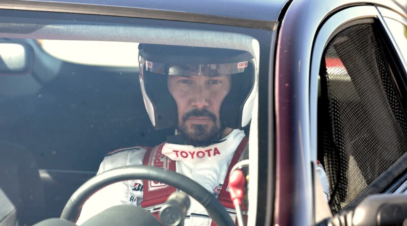 Keanu Reeves sfreccia sul circuito di Indy 500