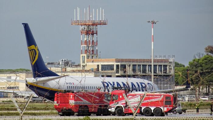 Problema ad un volo Ryanair, allarme al sistema di protezione dal fuoco