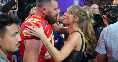 Taylor Swift tornerà alle partite dei Chiefs, Travis Kelce lo dice ai tifosi