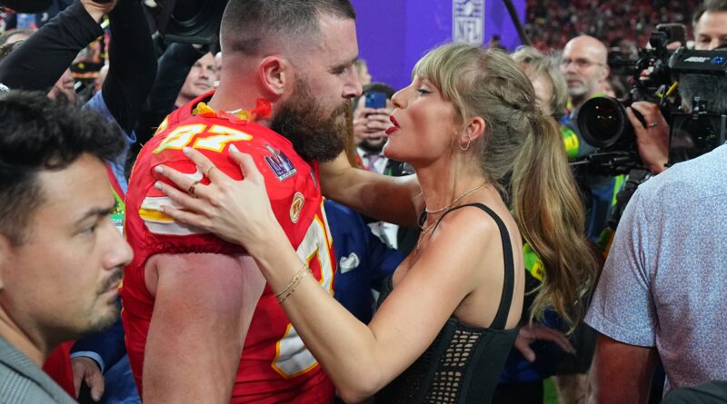 Taylor Swift tornerà alle partite dei Chiefs, Travis Kelce lo dice ai tifosi