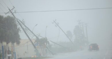 Uragano Milton tocca terra in Florida, le news in diretta. La notte più lunga. “Il peggio ancora deve arrivare: previsti 46 cm di pioggia e onde di 5 metri”