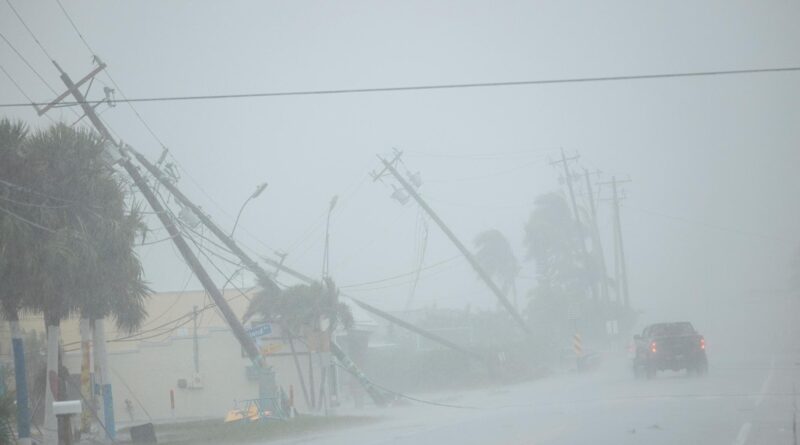 Uragano Milton tocca terra in Florida, le news in diretta. La notte più lunga. “Il peggio ancora deve arrivare: previsti 46 cm di pioggia e onde di 5 metri”