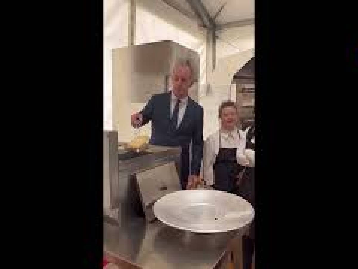 Zaia prepara un calzone fritto alla fiera Caseus Italy di Piazzola sul Brenta