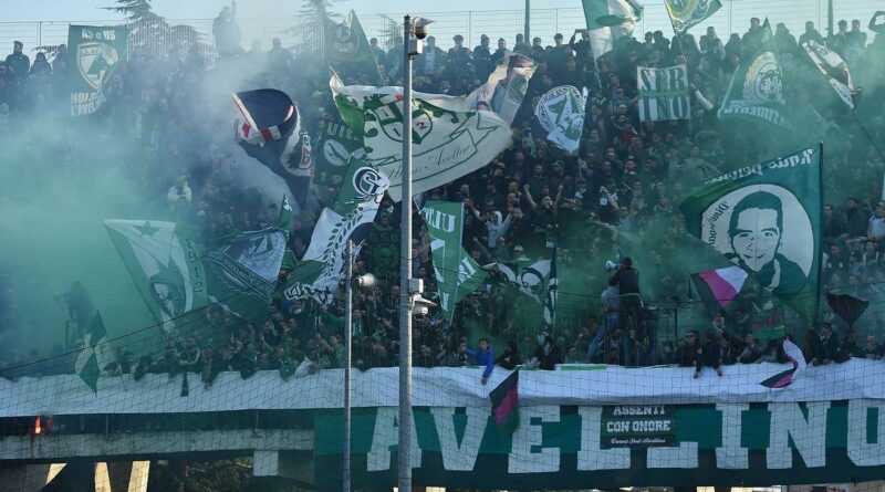 Avellino, la frecciatina dei tifosi agli ultras di Inter e Milan: “Chi vive di passione non lucra sui gradoni”