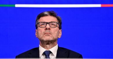 Manovra 2025, la conferenza stampa di Giorgetti: “Per la sanità 2,3 miliardi in più”. Ma per i medici è un bluff. Meloni: “Mai così tanti fondi per la salute”