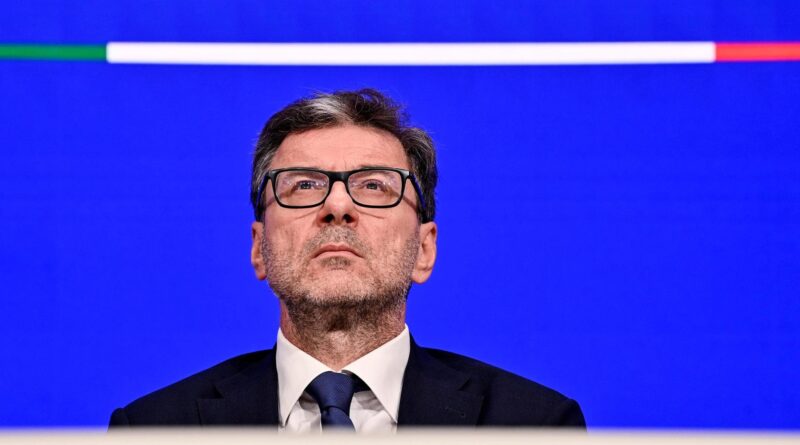 Manovra 2025, la conferenza stampa di Giorgetti: “Per la sanità 2,3 miliardi in più”. Ma per i medici è un bluff. Meloni: “Mai così tanti fondi per la salute”