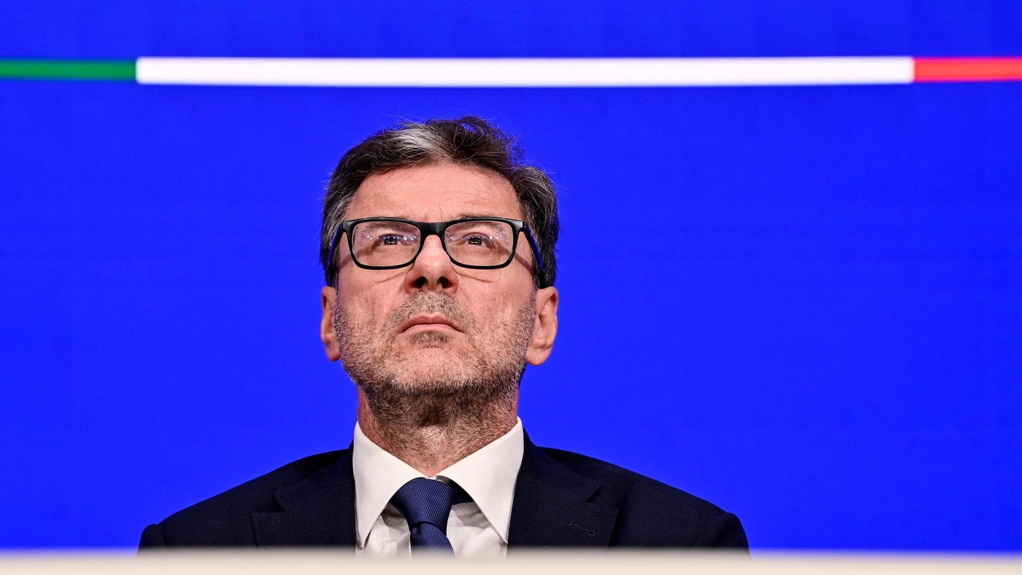 Manovra 2025, la conferenza stampa di Giorgetti: “Per la sanità 2,3 miliardi in più”. Ma per i medici è un bluff. Meloni: “Mai così tanti fondi per la salute”