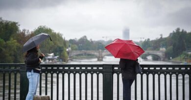 Maltempo, il Po esonda ai Murazzi, a pochi passi dal centro di Torino. In Toscana l’Elsa esce dagli argini, 70 evacuati