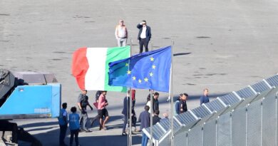 Migranti in Albania, trattenimento non convalidato: domani tornano in Italia. Meloni: pregiudizi dai giudici. Schlein: danno erariale