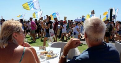 Migliaia di persone manifestano contro il turismo nelle Isole Canarie