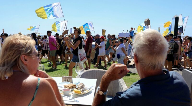 Migliaia di persone manifestano contro il turismo nelle Isole Canarie