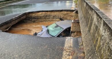 Maltempo, in Calabria auto ingoiata da una voragine. Esonda un torrente e isola un paese