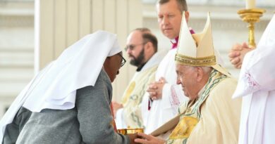 Il Papa chiude alle donne diacono, “tempi non maturi”